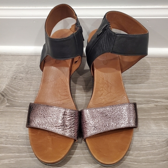 NEW BUENO Ida Wedge Sandal In Pewter Metallic/ Black Leather - Picture 3 of 6